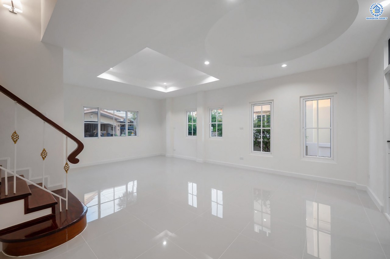 บ้านมือสองตกแต่งใหม่ โครงการ นราวดี  วงแหวน-พระราม5 เนื้อที่กว้าง 58.5 ตร.ว. พื้นที่ใช้สอย 157.3 ตร.ม. ฟังก์ชัน 4  ห้องนอน (ห้องนอนชั้นล่าง 1 ห้อง) 4 ห้องน้ำ 2 ที่จอดรถ บนทำเลติดถนนนครอินทร์ เดินทางง่าย เชื่อมต่อถนนกาญจนาภิเษก, ถนนนครอินทร์, ถนนราชพฤกษ์, ถนนพระราม5 ใกล้จุดขึ้นทางด่วน "ศรีรัช"